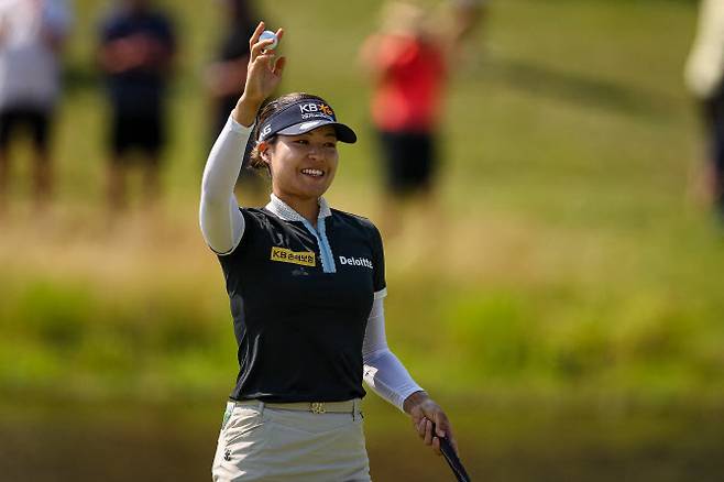 전인지가 18번 홀에서 챔피언 퍼트를 한 뒤 갤러리들에게 인사하고 있다.(사진=AFPBBNews)