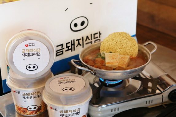 서울 ‘신당동 돼지고기 맛집’ 금돼지식당과 농심이 협업 출시한 ‘금돼지식당 돼지김치찌개면’.(사진=농심)