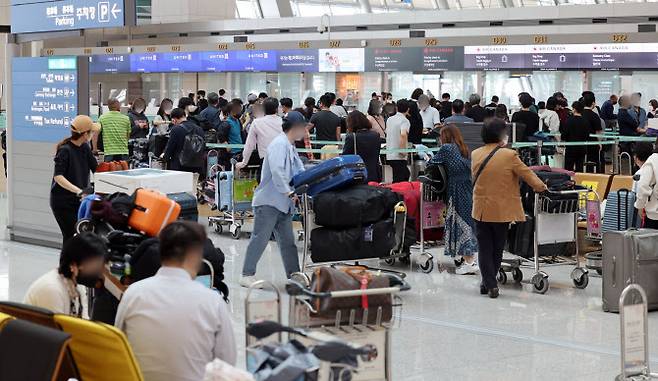인천국제공항 제1터미널 출국장에서 비행기에 탑승하려는 여행객들이 탑승 수속을 위해 줄을 서고 있다.(사진=연합뉴스)