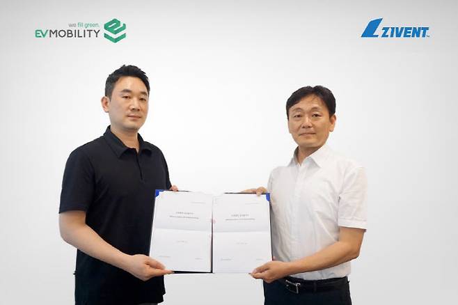 김성진(오른쪽) 지벤트 상무와 윤기섭 EV 모빌리티 전략기획본부장이 기념촬영을 하고 있다.