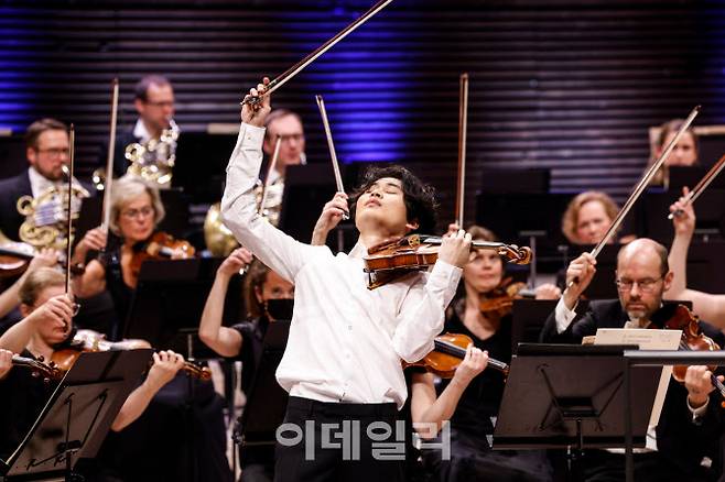 29일(현지시간) 핀란드 헬싱키에서 폐막한 제12회 장 시벨리우스 국제 바이올린 콩쿠르에서 한국인 연주자 최초로 우승한 바이올리니스트 양인모. (사진=장 시벨리우스 국제 바이올린 콩쿠르 공식 페이스북)