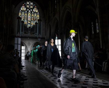 모델들이 파리패션위크 23SS 송지오 컬렉션 ‘ECLIPSE(일식월식)’을 선보이고 있다(사진=송지오)