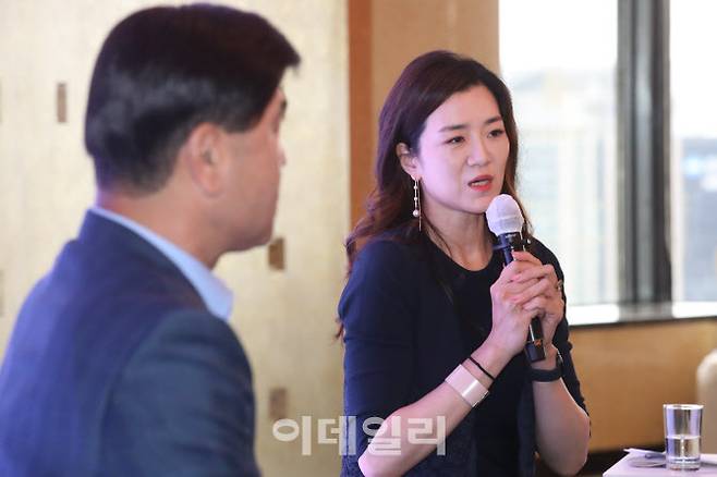 조현민(오른쪽) 한진 사장이 28일 서울 중구 소공동 롯데호텔 서울에서 열린 ‘한진 로지버스 아일랜드 기자간담회’에 참석해 질문에 답하고 있다. 왼쪽은 노삼석 한진 대표이사 사장. (사진= 이영훈 기자)