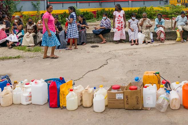 연료를 구매하기 위해 줄을 선 스리랑카 경제 수도 콜롬보의 시민들 (사진=AFP)