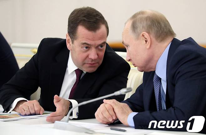 블라디미르 푸틴 러시아 대통령이 26일(현지시각) 모스크바에서 열린 농업문제 담당 위원회서 드미트리 메드베데프 총리와 참석해 얘기를 나누고 있다. © 로이터=뉴스1 © News1 우동명 기자
