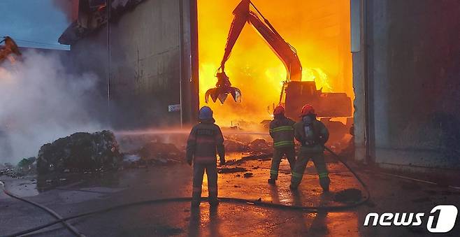 진천 산업폐기물 재활용공장 화재.(진천소방서 제공)© 뉴스1