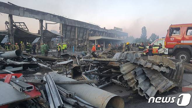 27일(현지시간) 러시아의 미사일 공습을 받은 우크라이나 중부 폴타바주 크레멘추크 소재 한 쇼핑몰 현장. 2022.06.27 © AFP=뉴스1 © News1 정윤미 기자