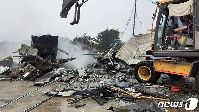 지난 27일 제주시 우도면 연평리의 한 창고에서 불이 나 소방대원들이 화재를 진압하고 있다.(제주동부소방서 제공) 2022.6.28/뉴스1© News1