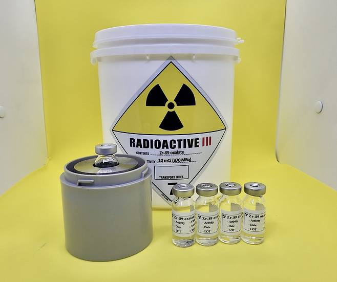 한국원자력연구원이 지르코늄-89를 남아공원자력공사에 수출했다. 왼쪽부터 포장내부 납용기, 포장외장 용기, 지르코늄-89 용액. (원자력연 제공)© 뉴스1