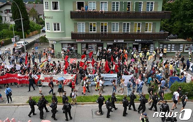 26일(현지시간) 독일 바이에른 가르미슈파르텐키르헨에서 G7 정상회의에 반대하는 시위대가 기후 위기에 대한 대책을 촉구하는 행진을 하고 있다. © AFP=뉴스1 © News1 우동명 기자