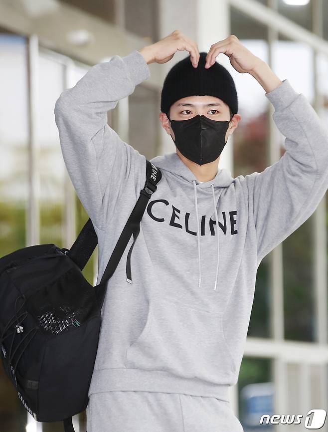 배우 박보검이 28일  28일 김포비즈니스항공센터를 통해 프랑스에서 귀국해 환호하는 팬들에게 인사를 하고 있다. © News1 권현진 기자