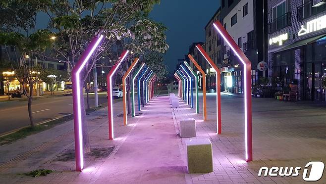 28일 충북 음성군은 도시 미관 개선과 상권 활성화를 위해 충북혁신도시 상가 지역에 경관조명을 설치했다고 밝혔다.(음성군 제공)2022.6.28/© 뉴스1