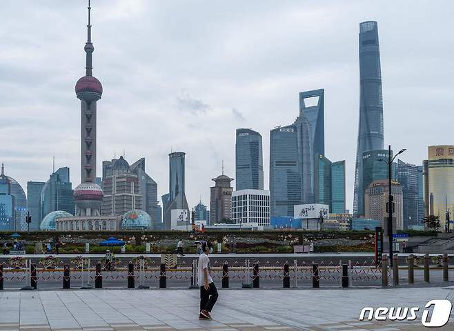 10일 코로나19 재봉쇄령이 내려진 중국 상하이의 텅 빈 거리에 주민이 걸어가고 있다. © AFP=뉴스1 © News1 우동명 기자