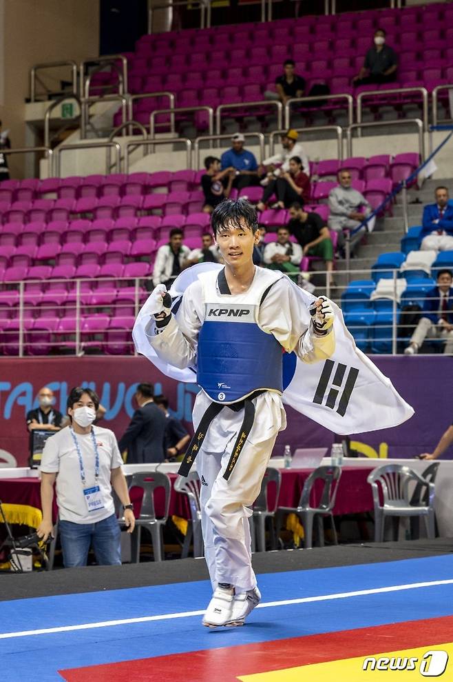 대전시청 소속 김태용 선수가 27일 강원 춘천에서 열린 아시아태권도선수권대회에서 금메달 획득하며 기뻐하고 있다.© 뉴스1