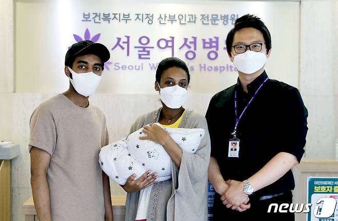 에티오피아 난민 아뎀씨가 딸을 출산한 뒤 남편 및 병원관계자와 사진을 촬영하고 있다.(서울여성병원 제공) / 뉴스1