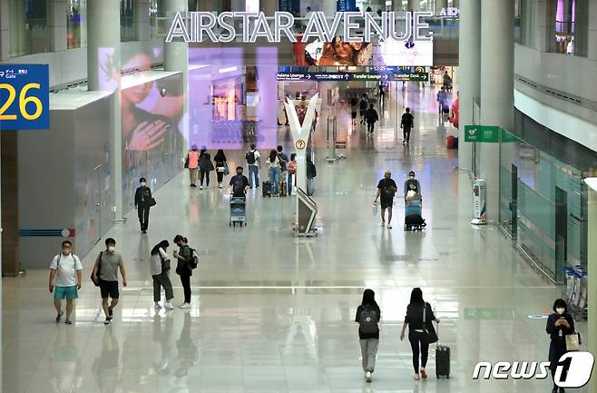 26일 인천국제공항 제1여객터미널 내 면세구역에서 여행객들이 항공기 탑승 대기실로 이동하고 있다. 2022.6.26/뉴스1 © News1 구윤성 기자