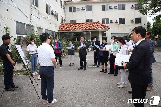 금산군수직 인수위원들이 현장을 방문해 관계자로부터 설명을 듣고 있다.(금산군 제공) © 뉴스1