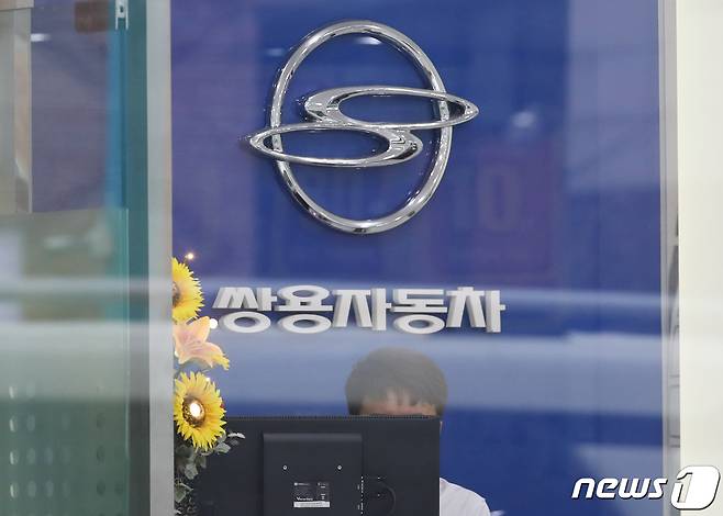 KG그룹 연합의 쌍용자동차 인수가 확정됐다. 28일 서울회생법원은 쌍용자동차 최종 인수자로 KG그룹 연합을 확정하는 안에 대해 허가 결정을 내렸다. 사진은 서울 시내의 한 쌍용자동차 대리점 모습. 2022.6.28/뉴스1 © News1 송원영 기자