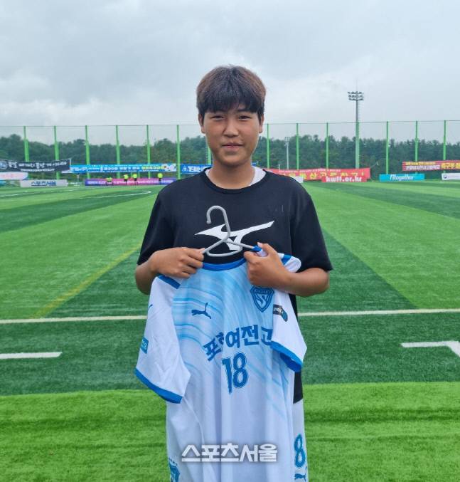 포항여전고 수비수 박제아가 27일 삼척 복합체육공원에서 열린 여왕기 조별리그 1차전이 끝난 뒤 본지와 인터뷰 후 포즈를 취하고 있다. 삼척 | 박준범기자