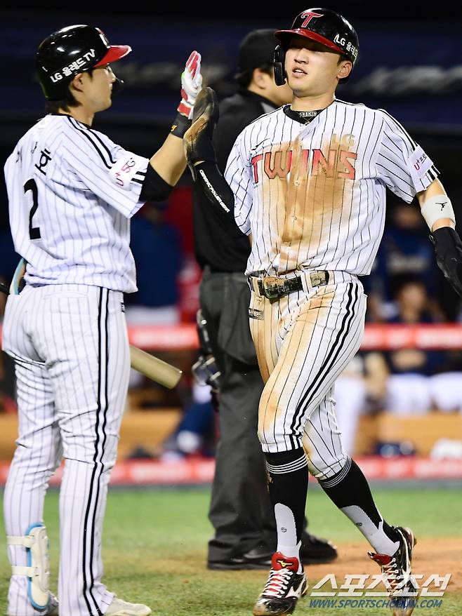 2022 KBO리그 LG트윈스와 NC다이노스의 경기가 28일 서울잠실야구장에서 열렸다. LG 박해민이 7회말 2사 1,2루에서 채은성 적시타때 득점을 올리고 있다. 잠실=최문영 기자 deer@sportschosun.com/2022.06.28/