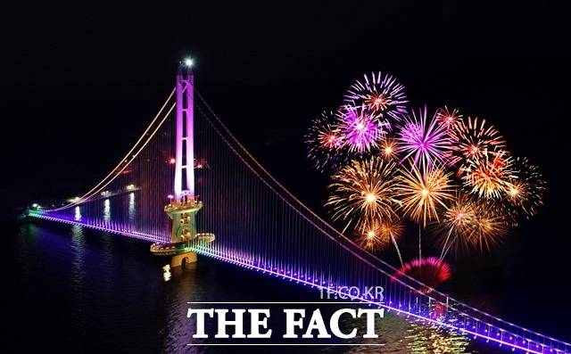 예산군의 대표 관광명소인 예당호 출렁다리가 국내 최단기간, 최다 관광객 방문 최고 기록을 인증 받았다. / 예산군 제공