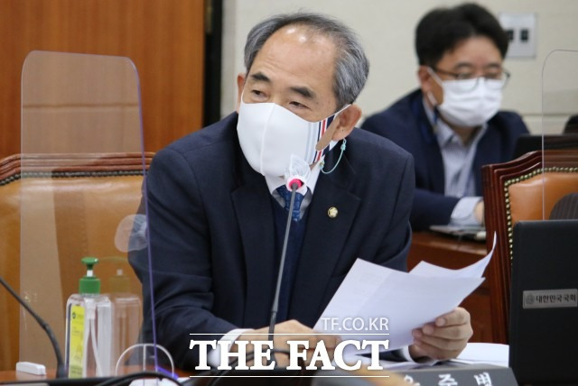 윤준병 국회의원은 신규사업에 대해서는 논리와 필요성을 정리하는 것이 중요하다“며 ”예산반영에 필요한 논리개발에 힘써달라“고 이학수 당선인에게 당부했다. / 이학수 당선인 사무실 제공