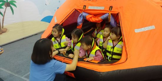2019년 경남관광박람회 창원해양경찰서 부스에서 연안 안전 체험 교육을 받고 있는 아이들.