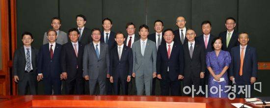 이복현 금융감독원장과 금융투자업계 대표들이 28일 서울 여의도 금융투자협회에서 간담회를 하기 전 기념촬영을 하고있다./강진형 기자aymsdream@