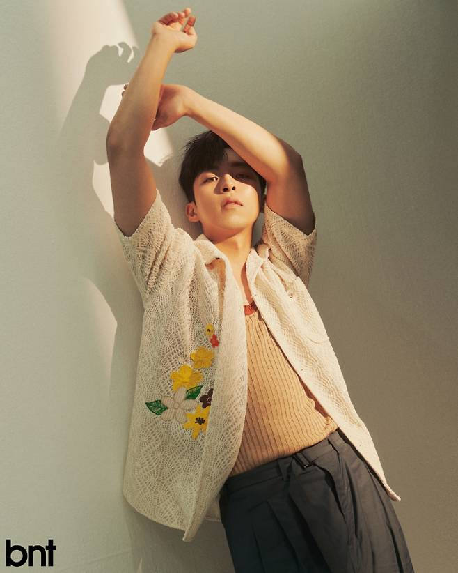 아이보리 오픈 칼라 셔츠는 앤더슨벨, 오트밀 컬러 슬리브리스는 자라, 블루그린 벨티드 와이드팬츠는 르메르 제품.