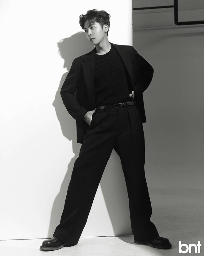 블랙 블레이저와 블랙 투턱 와이드 팬츠는 모두 아미, 블랙 슬리브리스는 렉토, 블랙 버클 벨트는 누마레, 더비 슈즈는 보테가베네타 제품.