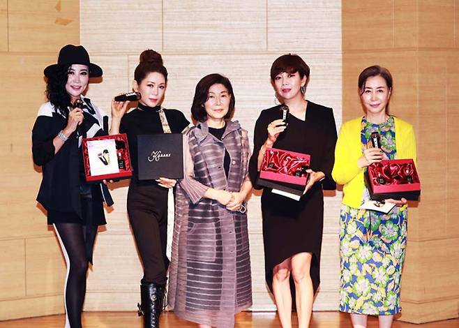 (좌로부터) 박다인, 김리원, 젬셀라 이영이 이사장, 주언정, 김화실 / 사진제공: 골드클래스