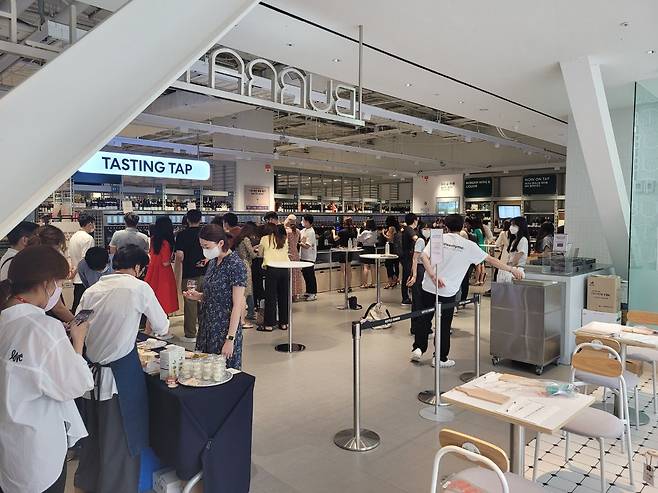 롯데마트 미래형 매장 '제타플렉스' 잠실점의 '테이스팅탭' 코너. 선불식 충전 카드로 80여종의 와인을 시음할 수 있는 코너로 인기를 끌고 있다./롯데마트