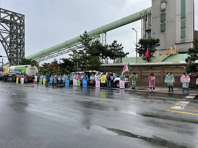 화물연대 오일-탱크로리 울산지부에 소속된 에쓰오일 유조차 기사들이 지난 27일 에쓰오일 울산공장 제품 출하장 앞에서 운송비 인상을 요구하는 파업을 벌이고 있다. /노조 제공.