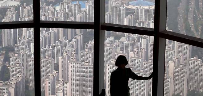 서울 송파구 롯데월드타워 서울스카이에서 바라본 강남·송파 일대 아파트 단지 모습./뉴스1