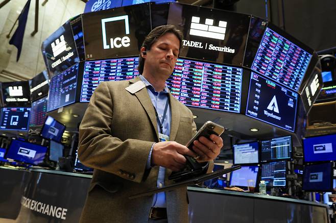 지난 22일(현지시각) 미국 뉴욕증권거래소(NYSE) 입회장에서 한 트레이더가 업무를 처리하고 있다. /로이터=연합뉴스