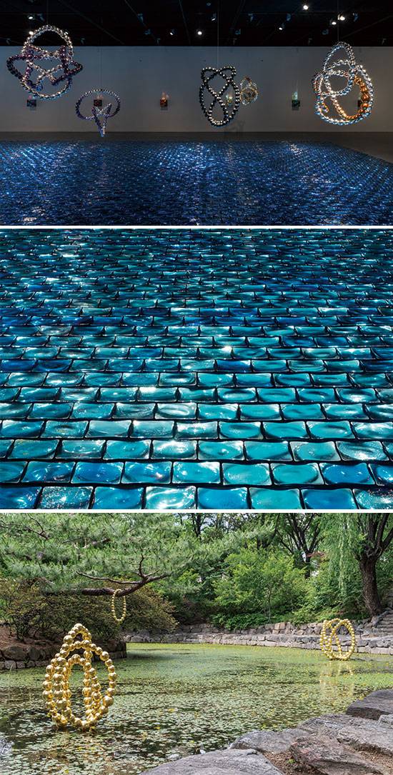 ‘장-미셸 오토니엘_정원과 정원’ 전시전경_전시실 © CJY ART STUDIO,  ‘푸른 강’(부분), 2022, 청색 인도 유리 벽돌, 26×7.1m ©Othoniel, Studio Jean-Michel Othoniel Adagp, Paris, 2022, ‘장-미셸 오토니엘_정원과 정원’ 전시전경_덕수궁 © CJY ART STUDIO