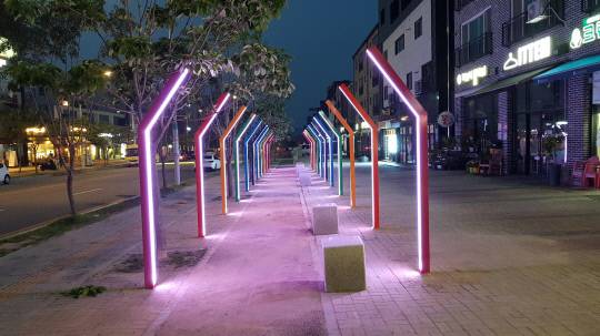 음성군은 충북혁신도시 인도에 도시미관 개선과 상권 활성화를 위해 경관조명을 설치했다.   사진=음성군 제공