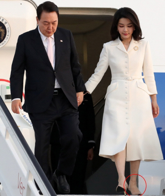 윤석열 대통령과 부인 김건희 여사가 28일(한국시간) 스페인 마드리드 바라하스 국제공항에 도착해 트랩을 내려오고 있다. 패션이 주목받는 김 여사는 이번 순방길에 팔찌와 함께 발찌(원안)를 착용한 모습을 선보였다. 연합뉴스