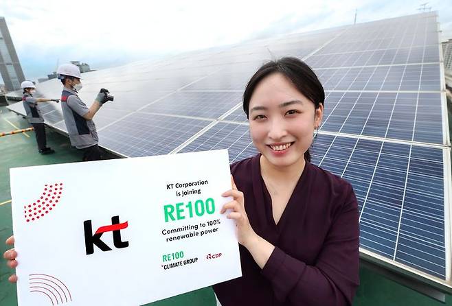 관악구 KT구로타워 옥상에 구축된 태양광발전소에서 KT 직원이 RE100 가입을 알리고 있다.ⓒKT