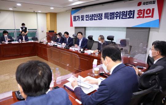 성일종 국민의힘 정책위의장이 28일 서울 여의도 국회 의원회관에서 열린 물가민생안정특별위원회 제4차회의에서 발언하고 있다.<연합뉴스>