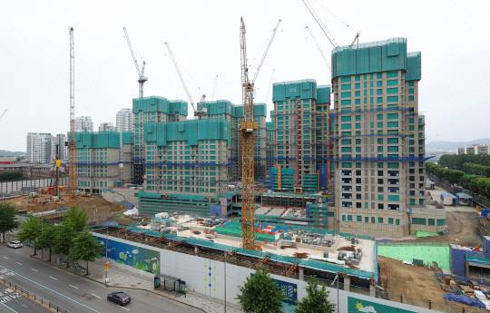 국토교통부에 따르면 윤석열 정부가 공약한 '250만호 플러스 알파' 주택공급 로드맵을 구체화하기 위한 주택공급혁신위원회 2차 회의가 29일 열린다. 이어 투기과열지구와 조정대상지역 해제를 검토하는 주거정책심의위원회(주거정책심의위)도 30일 열린다. 19일 오전 서울 시내의 한 재건축 단지 모습. <연합뉴스>