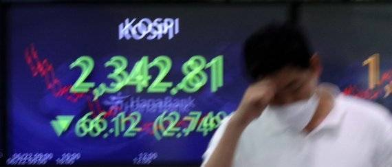 코스피와 코스닥 모두 종가 기준 연중 최저점을 경신한 지난 22일 서울 중구 명동 하나은행 딜링룸 전광판에 코스피지수가 전일 대비 66.12포인트(2.74%) 하락한 2342.81을 나타내고 있다. /사진=뉴스1