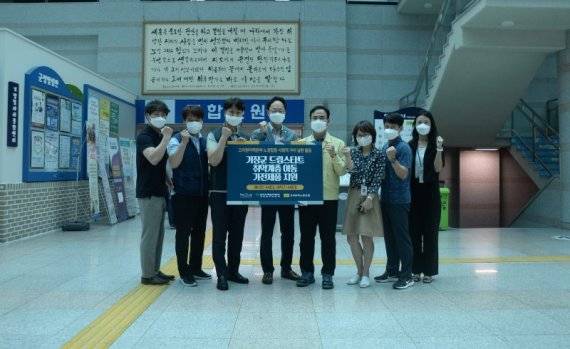 허대영 고리원자력본부 경영지원실장(왼쪽 두번째)이 가전제품 지원 후 관계자들과 함께 기념촬영을 하고 있다. 고리원자력본부 제공