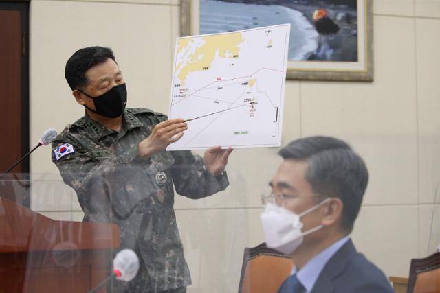 서욱 국방부 장관이 2020년 9월 24일 서해 공무원 피격 사건과 관련해 국회 국방위 전체회의에 참석한 모습. 왼쪽은 사건을 브리핑하는 안영호 당시 합참 작전본부장. 배우한 기자