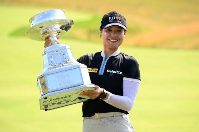 전인지가 26일(현지시간) 미국 메릴랜드주 베세즈다의 콩그레셔널CC에서 열린 LPGA투어 KPMG위민스 PGA챔피언십 정상에 올라 우승컵을 들고 포즈를 취하고 있다. 베세즈다=AP 뉴시스