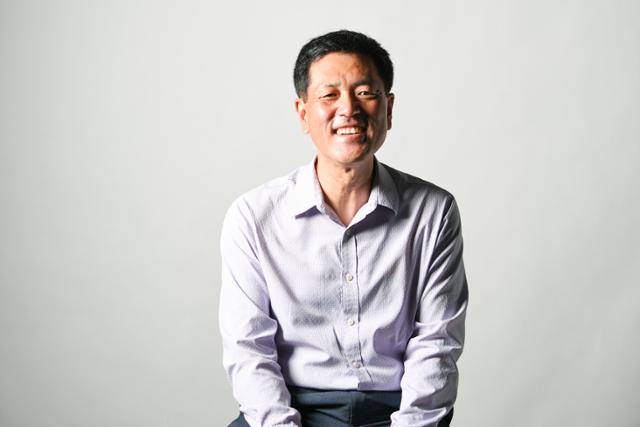 요트로 세계일주에 성공한 최초의 한국인 강동석씨가 27일 서울 중구 한국일보사를 찾았다. 그는 요트 세계일주외에도 히말라야 등반, 북극점 탐험 등의 내용을 담은 책 '인생은 탐험이다'를 출간했다. 김하겸 인턴기자