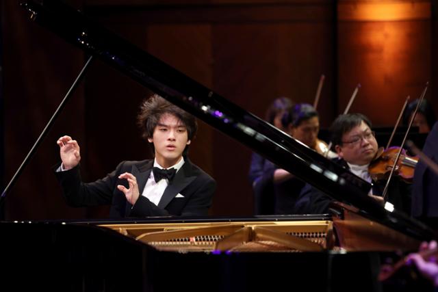 피아니스트 임윤찬(18)이 지난 17일 미국 텍사스주 포트워스에서 열린 제16회 반 클라이번 콩쿠르 최종라운드에서 포트워스 심포니 오케스트라와 라흐마니노프 피아노협주곡 3번을 협연하고 있다. ⓒ반클라이번 콩쿠르