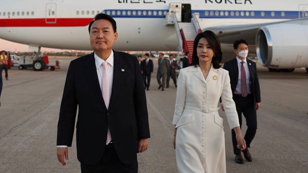 스페인 도착한 윤석열 대통령 내외 [사진 제공: 연합뉴스]
