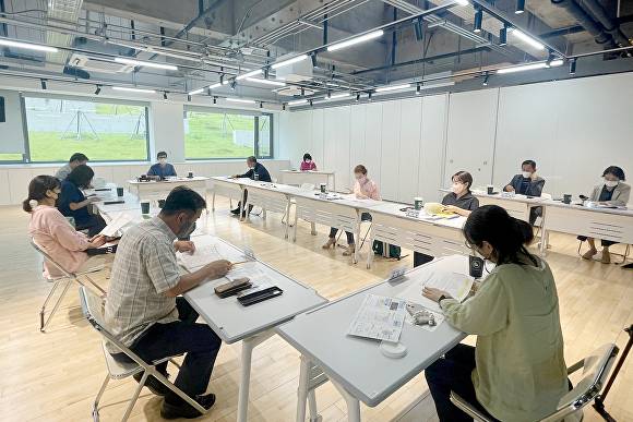 28일 수원특례시 제2차 문화도시 운영위원회 참석자들이 회의를 하고 있다. [사진=수원특례시]
