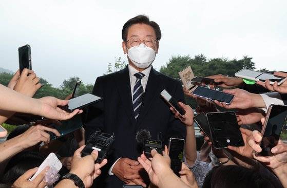 더불어민주당 이재명 의원이 23일 충남 예산군 덕산리솜리조트에서 열린 '새롭게 도약하는 민주당의 진로 모색을 위한 국회의원 워크숍에 참석하기 전 취재진의 질문에 답변하고 있다. 연합뉴스